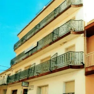 Guest house Pau, Llanca